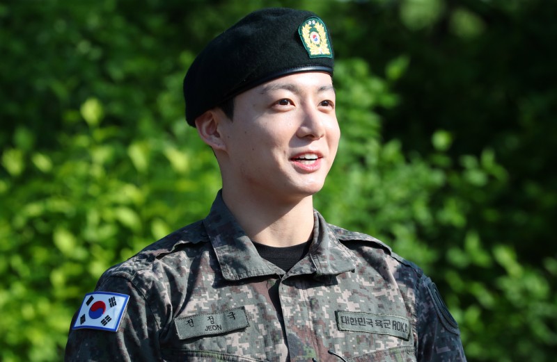 BTS <b>정국</b> <b>모자</b>에 ‘이 문구’ 화들짝…日<b>우익 모자</b> <b>논란</b>에 사과 “즉시...