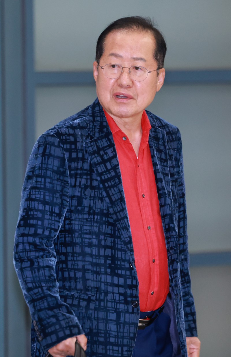 하와이 갔던 <b>홍준표 귀국</b>…“정치보복 하지 말기를”
