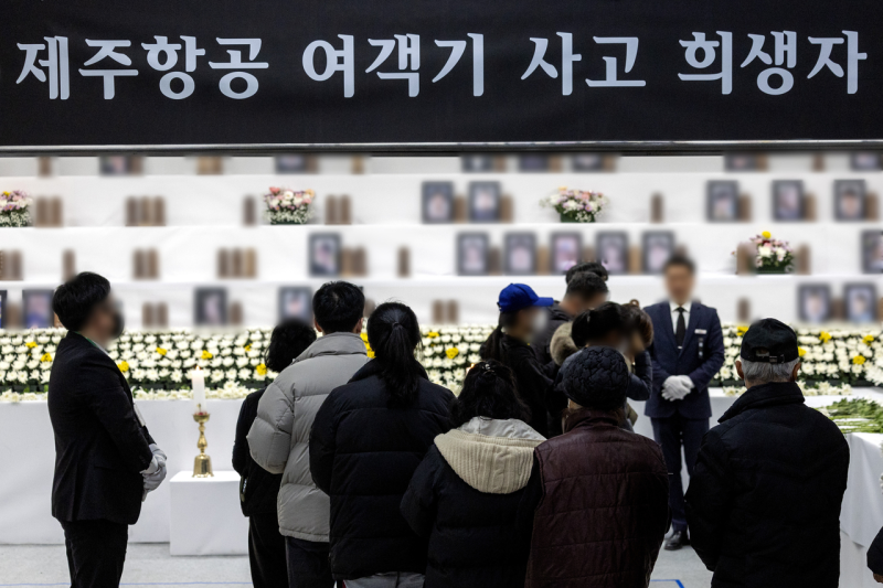 <b>제주항공</b> 여객기 <b>참사</b> 유가족 “엔진손상부, 블랙박스 자료 공개하라”
