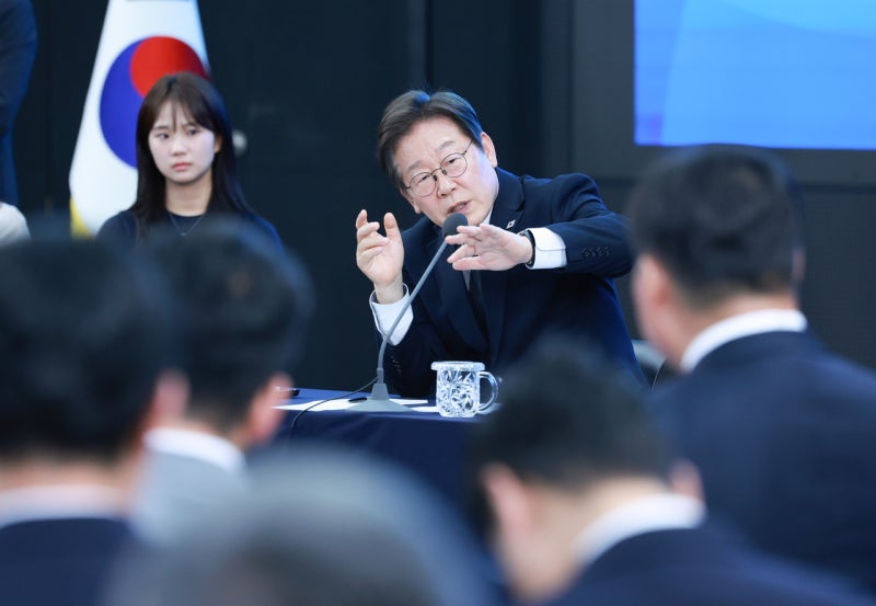 [속보] 李<b>대통령</b>, 광주·무안 공항이전 갈등에 “<b>대통령</b>실에 TF 구성”