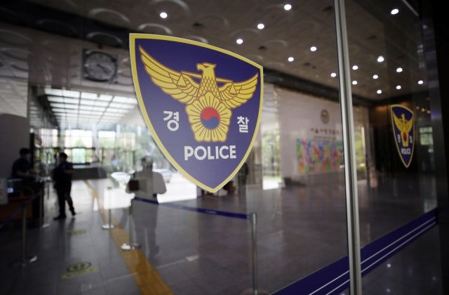 <b>충주</b>시 공무원, <b>시장실</b> 문 부수고 <b>기물파손</b> ‘난동’…무슨 일