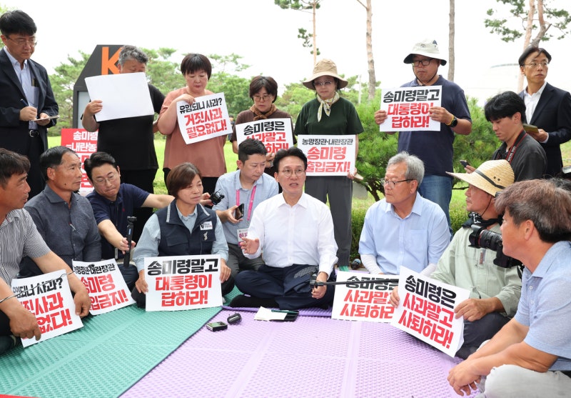 <b>김민석 총리</b> 첫 일정, ‘송미령 반대’ <b>농심 달래기</b>…농민단체 경청·설...