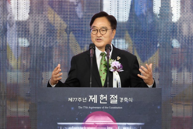 <b>우원식 의장</b> “최소 수준 <b>개헌</b>으로 첫발 떼야…제헌절 공휴일 지정 서두...