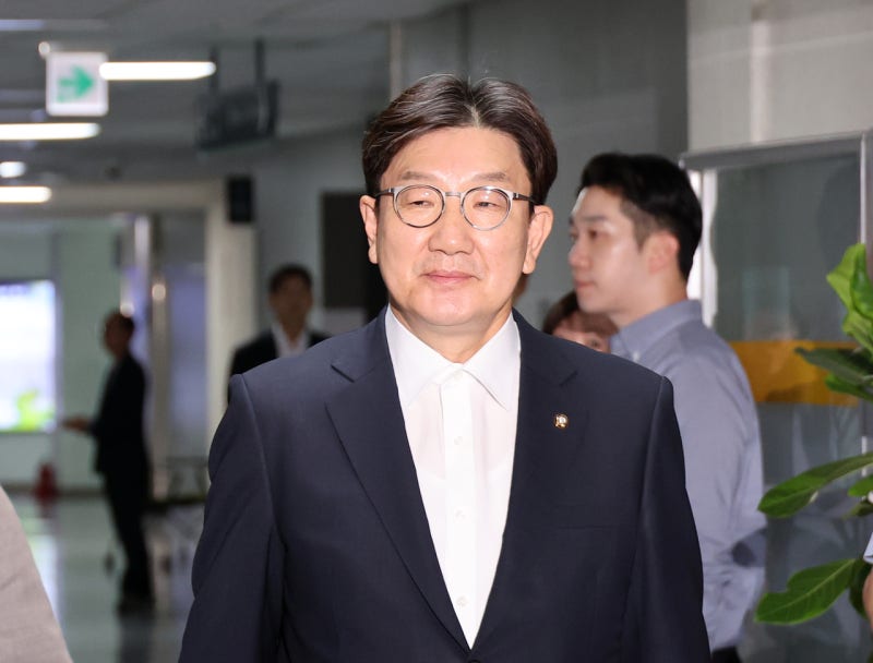 <b>권성동</b> “특검 압수수색, 전형적인 야당 <b>탄압</b>…결백하고 깨끗”