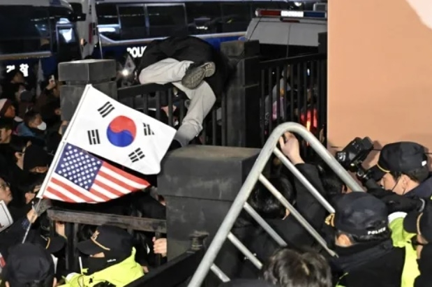 <b>서부지법 난동</b> 구속 60대 항소심서 풀려났다…“반성문을 믿는다” 집행...