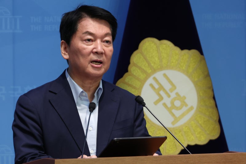 혁신안 발표 <b>안철수</b> “대통령직 헌납한 김문수, 거취 결정하라”