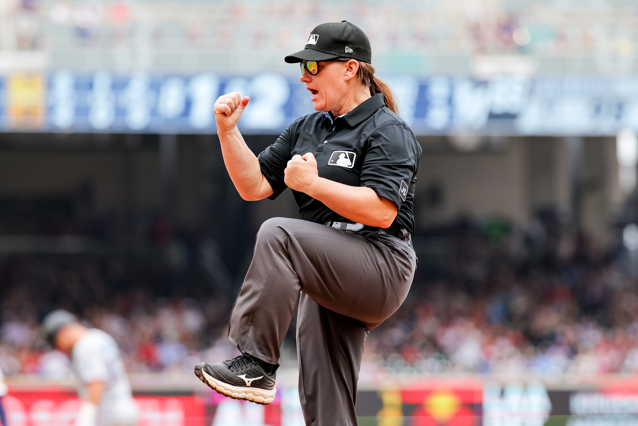 <b>MLB</b> 150년 만에 첫 <b>여성 심판</b> 나왔다