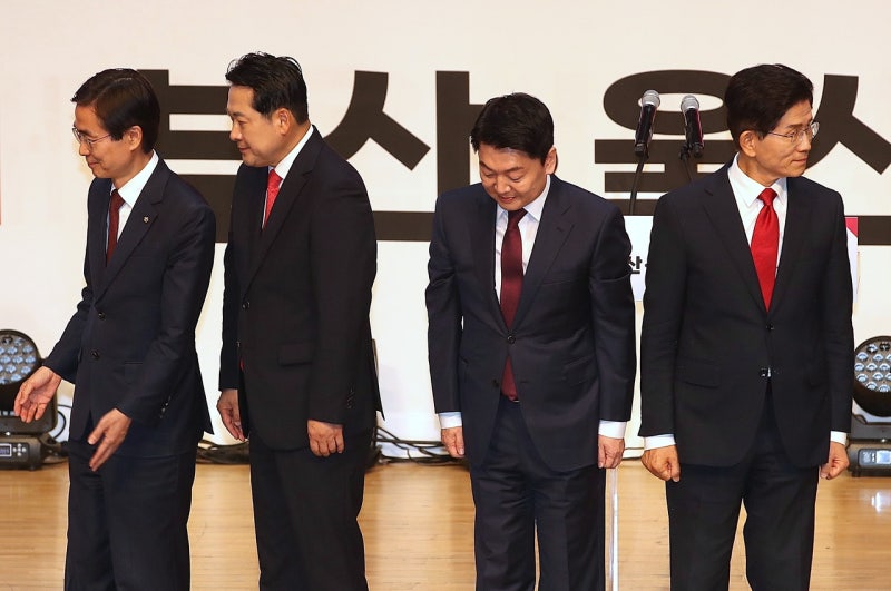 아수라장 野 <b>전대</b>…<b>전한길</b> 사태 이어 ‘尹부부 동시 구속’ 악재 겹쳤다...
