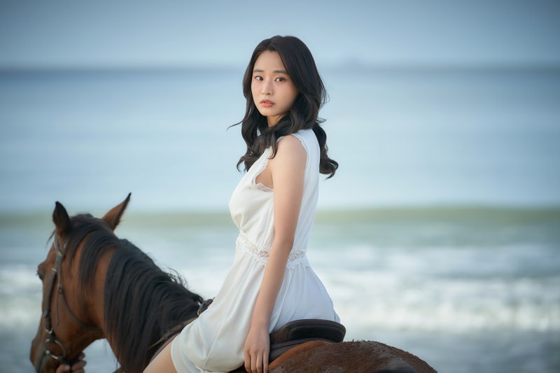 “흥행하려면 벗어야지”…권력과 불합리에 맞선 두 여자, 넷플릭스 ‘...