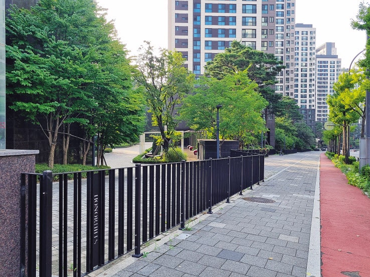 “내 땅 통행금지!” 펜스 친 매정한 땅주인 철거해야…강남 아파트 펜...