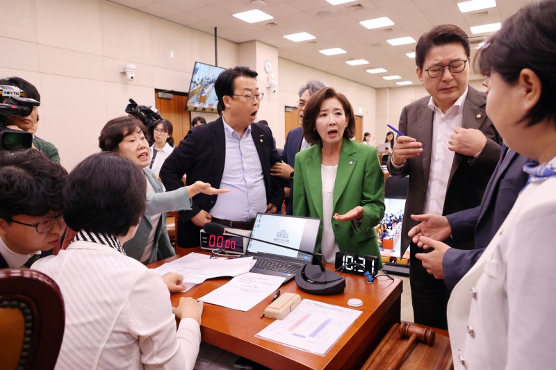 “엽기적 회의”“회의 방해”…‘<b>나경원</b> 간사 선임’ 놓고 법사위 정면...