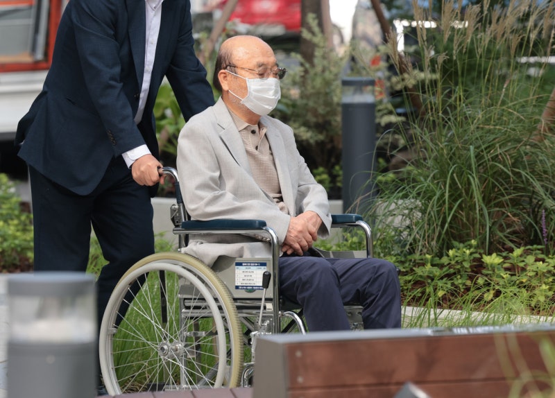 김건희에 나토 목걸이 청탁한 <b>이봉관</b>, <b>특검조사</b> 7시간만에 퇴실