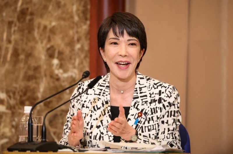 ‘꼴보수’ 색 지운 <b>다카이치</b>, ‘노장’ 영입한 고이즈미...치열해지는...