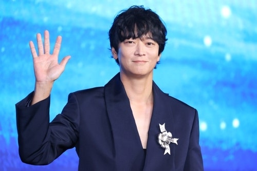 ‘<b>미등록 기획사</b>’ <b>의혹</b>…경찰, ‘<b>강동원</b>·<b>씨엘</b>’ 수사 착수