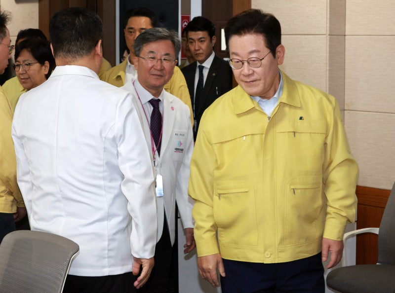 <b>의료</b>진 찾은 <b>이재명 대통령</b> “3년간 <b>의료</b>대란, 고생 너무 많았다”