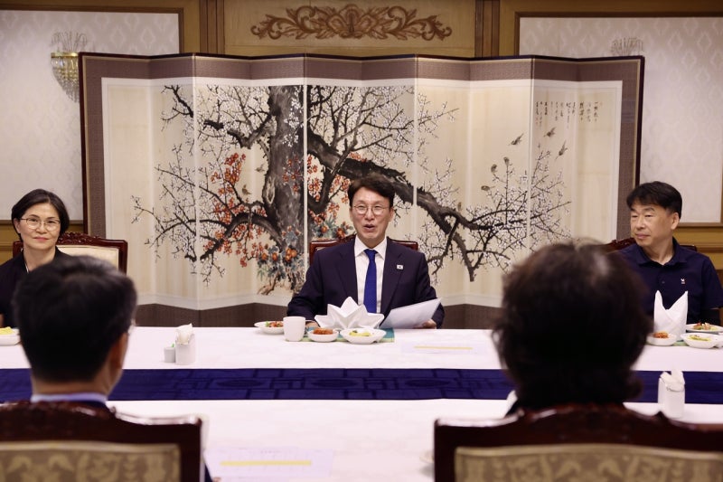 <b>환경</b>미화원 만난 김 <b>총리</b> “몰랐던 현장의 어려움 고민하겠다”