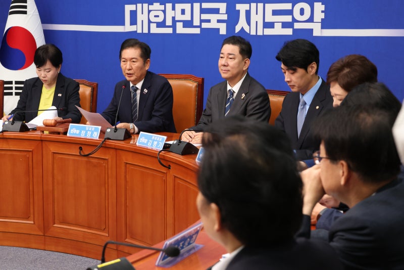 민주, 용산역 귀성 인사…국힘, <b>송편</b>빚기 <b>봉사</b>