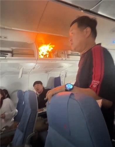 인천행 中<b>여객기</b>, 보조<b>배터리 화재</b>…상하이 비상착륙