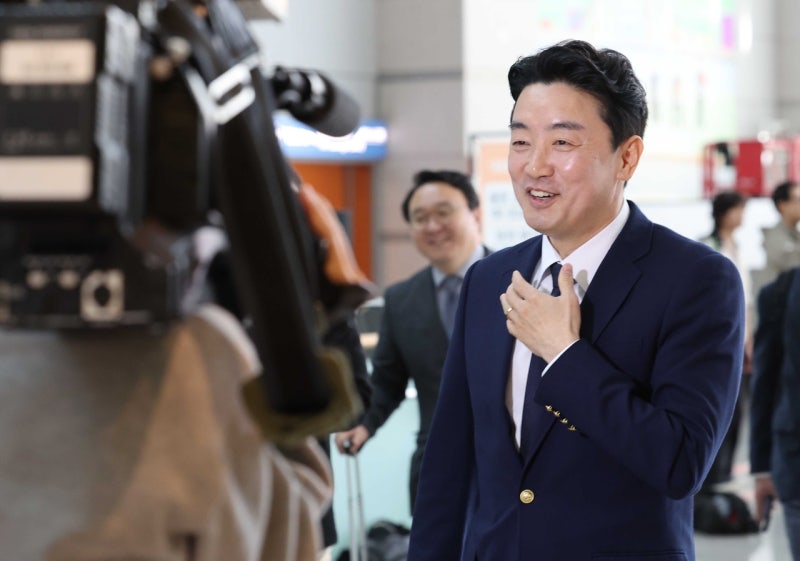 [속보]<b>강훈식</b>, ‘79조 <b>K-방산</b> 수주’ 위해 <b>유럽 출국</b>…“국부 창출에 조...