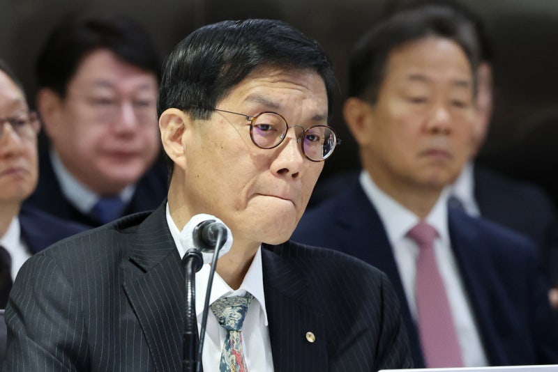 한은 총재 “국제화 안 된 원화 특성상 <b>국가채무비율</b> 80~90%가 <b>한계</b>”
