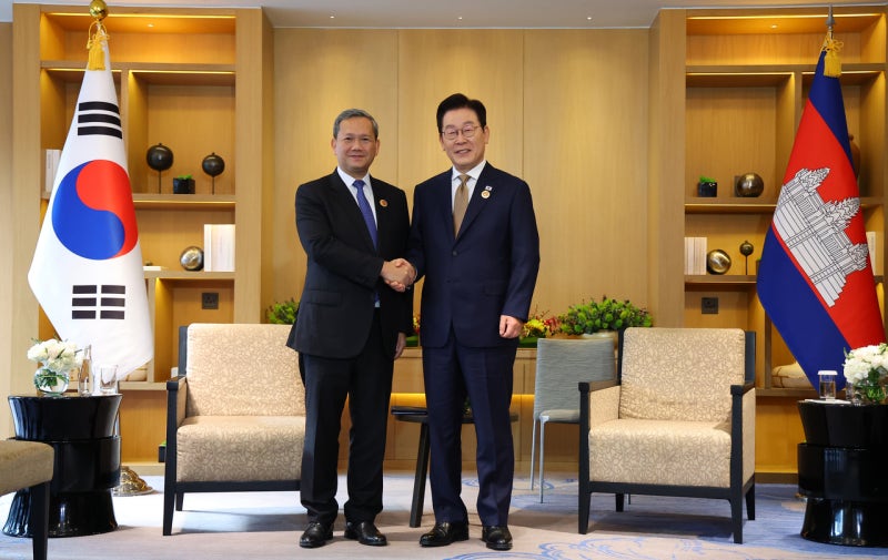 李대통령, <b>아세안</b>서 <b>APEC</b> 전초전…미일중과 ‘실용외교’ 시험대