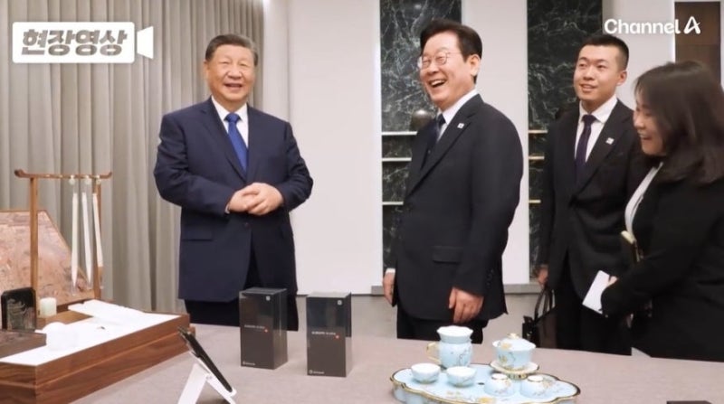 <b>샤오미폰</b> 선물받은 李 “보안 잘되나” 묻자 <b>시진핑</b> 반응