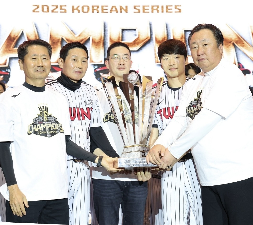 구광모 LG 회장, MVP <b>김현수</b>에 ‘<b>롤렉스</b>’ 플렉스