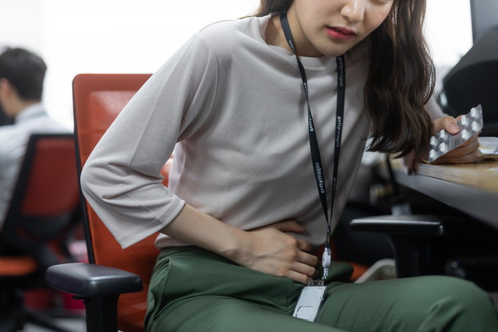 생리통 지각 여직원에 옷 벗고 생리 인증 요구한 인도 대학 상사들
