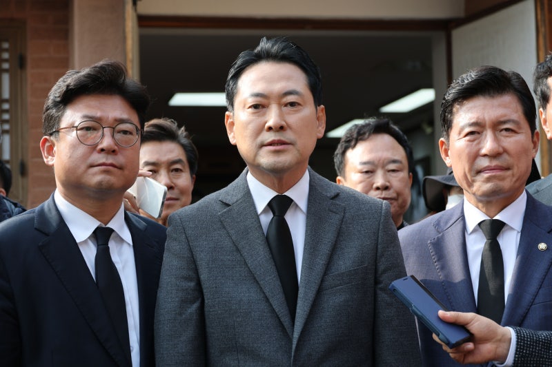 <b>장동혁</b> “자유민주주의·헌정 질서 무너져…<b>체제 수호</b>는 보수 정당이 할...