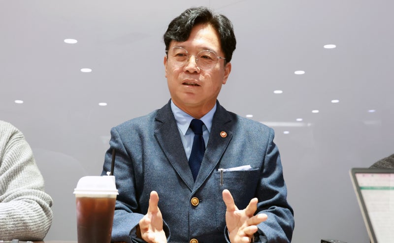 <b>노동</b>부, ‘2025 타운홀 미팅’...<b>김영훈</b> “새로운 <b>노동문법</b> 필요”