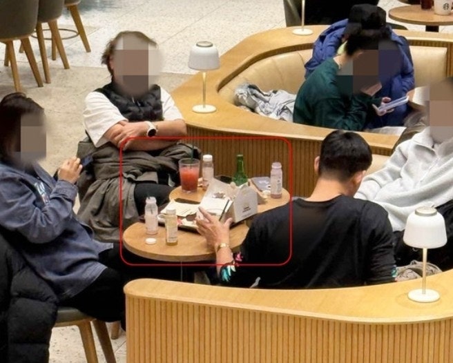 <b>스타벅스</b>서 치킨에 소주…또, 中 민폐 <b>관광객</b>