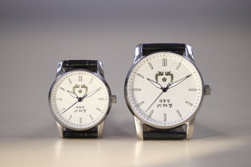 李대통령 취임 6개월 손목시계 공개…뒷면엔 “국민이 주인인 나라”