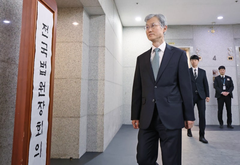 <b>조희대 사법개혁</b> 입 열었다…“공론화 거쳐 전문가 판단 바탕으로 <b>신중</b>...