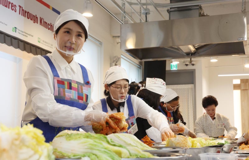 외국 대사 부인들과 <b>김장</b> 나선 <b>김혜경 여사</b> “李대통령이 가장 좋아하는...