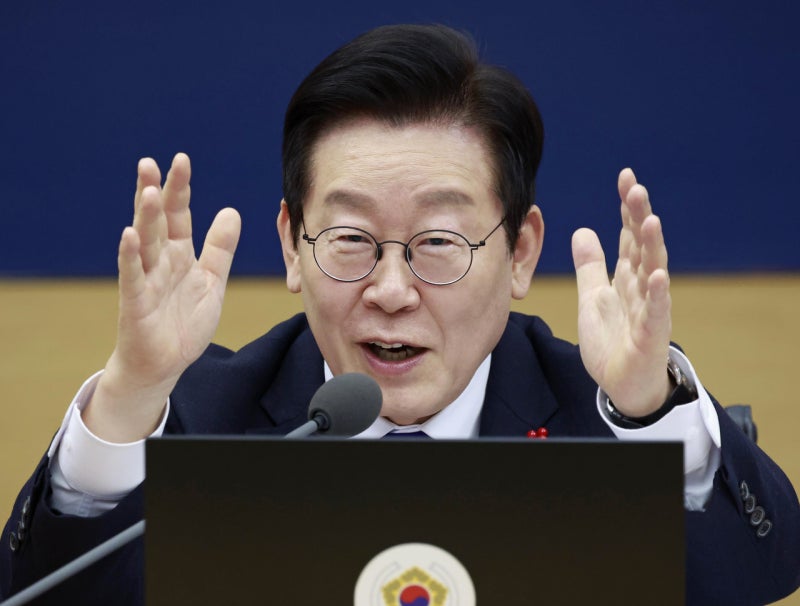 李<b>대통령</b>, 사회적기업 언급하며 “내가 종북이면 박근혜 고정간첩”