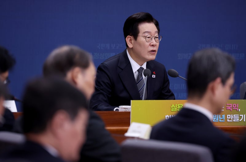 李<b>대통령</b> “남북 간 신뢰 위해 노력…통일부가 역할 해야”