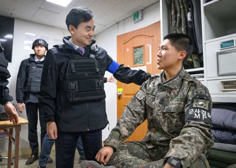 안규백 국방장관, 설 연휴 육군 25사단 GP·GOP 방문 "빈틈 없는 대비태세로 국민 신뢰 보답"