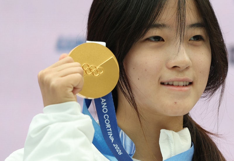 최가온, 금메달 걸고 금의환향…“할머니 육전·두쫀쿠·마라탕 먹고 싶어요”