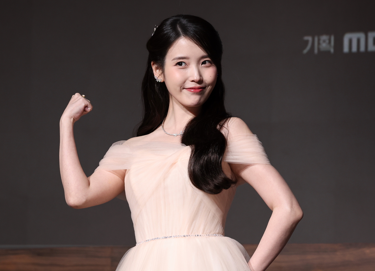 아이유, 충격적 식습관 목격담…“김밥 한 알 30분 넘게 오물오물”