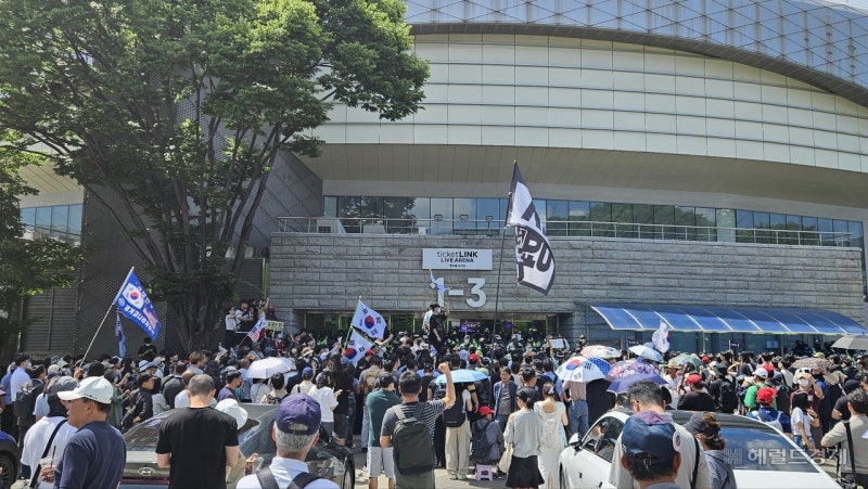 ‘재선거’ 구호가 반복됐다…<b>올림픽공원</b> 모이는 시위대 [세상&]