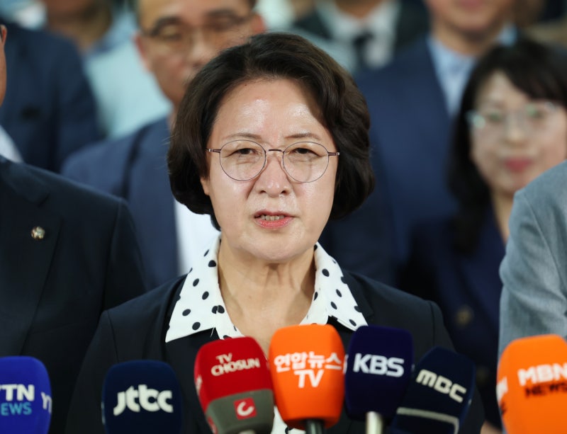 <b>추미애</b>, 盧 <b>묘역 참배</b>…“하나 된 민주세력 지켜주십시오”