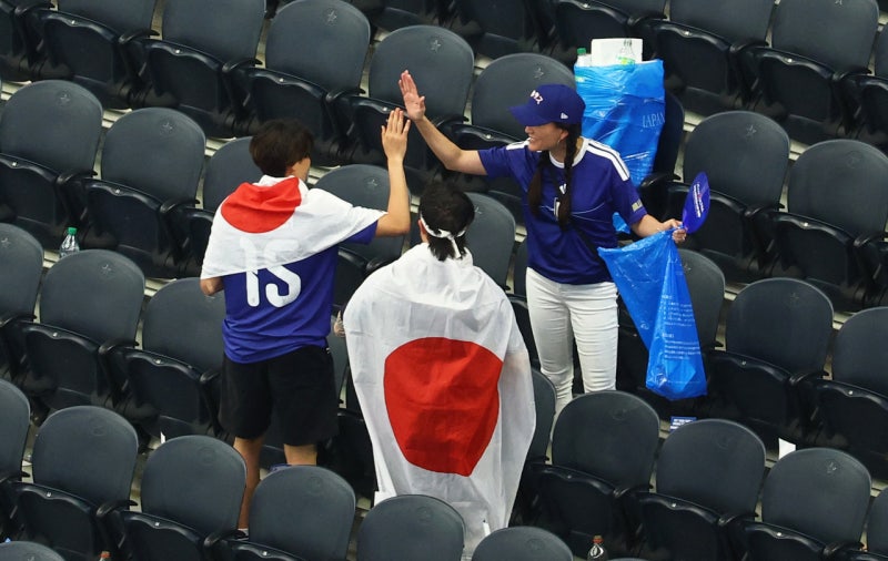 골 넣고 치우고, 져도 치우고…북중미 월드컵서도 청소하는 일본 팬