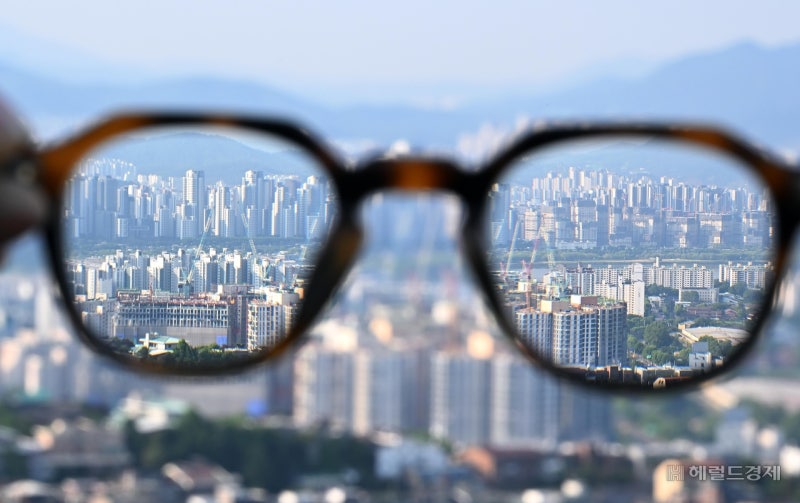 “월급 680만원도 어렵다” 중위소득 매수가능 서울 아파트 ‘7.8%’ 뿐 [부동산360]