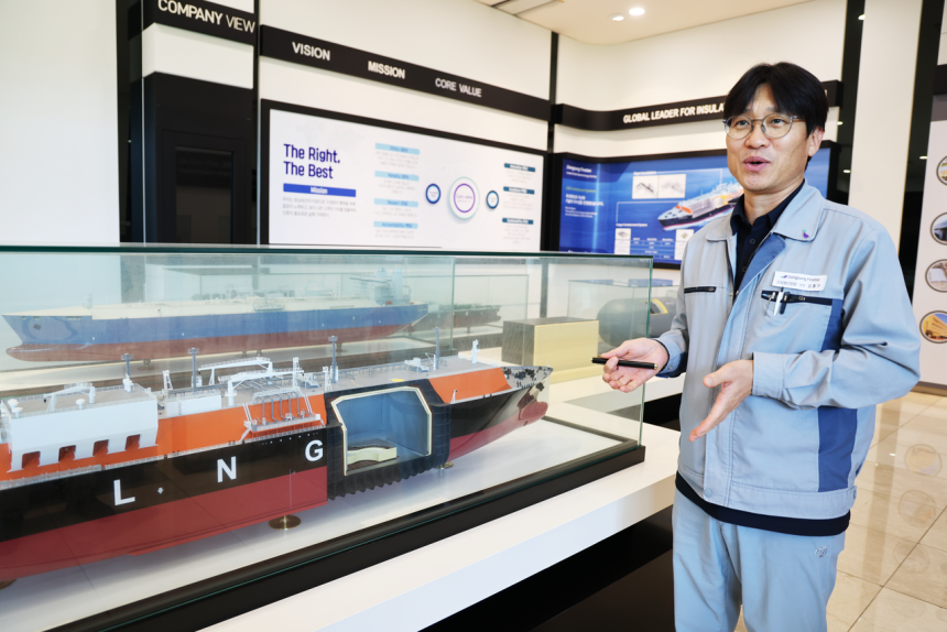 동성화인텍 안성 사옥에서 김홍구 생산담당부장이 자사 제품을 설명하고 있다.선박 모형의 파란색 부분인 화물창 안쪽 벽면에 동성화인텍 보냉재가 적용된다.[동성화인텍 제공]
