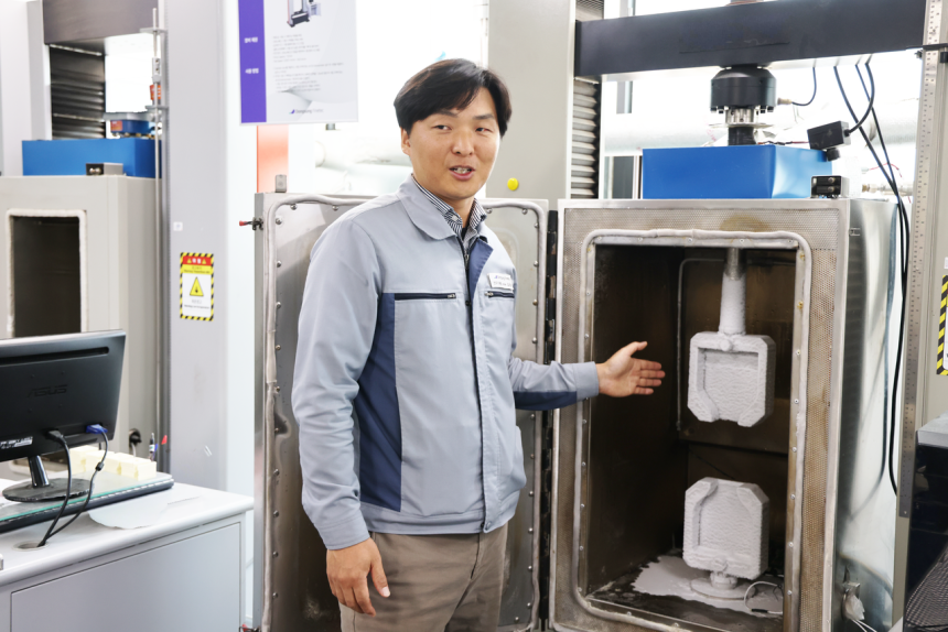 김두용 동성화인텍 연구기획팀장이 연구개발(R&D) 설비를 소개하고 있다.[동성화인텍 제공]