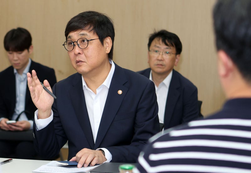 <b>최휘영</b> <b>장관</b>, 축구협회 개혁의지…“대안 만들어야”