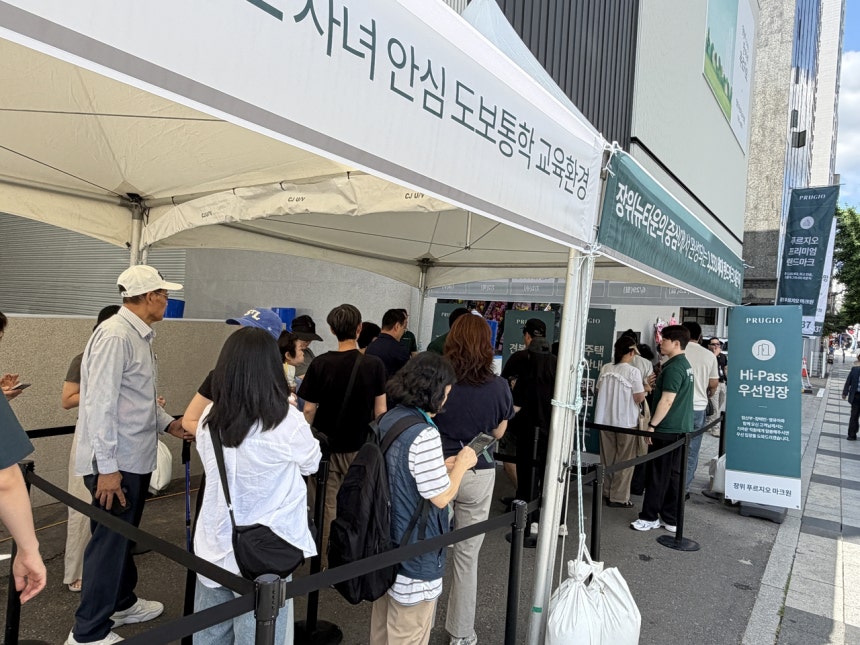 26일 오전 서울 동대문구 신설동 일원에 마련된 ‘장위 푸르지오 마크원’ 주택전시관 입구에 방문객이 줄을 선 모습.  윤성현 기자