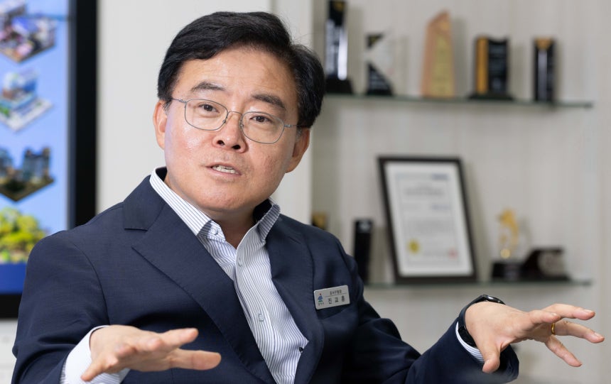 진교훈 강서구청장이 서울 강서구청장 집무실에서 본지와 인터뷰를 하고 있다. 윤창빈 기자