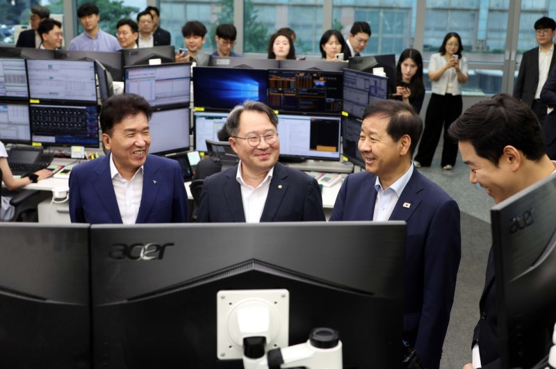 첫 외환 24시간 개장 1527.6원 출발…환율 내릴까 유동성 더 키...