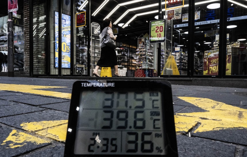 서울 중구 명동 거리의 한 상점이 30도가 넘는 폭염 속 개문냉방 영업을 하고 있다. 임세준 기자